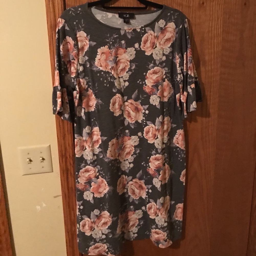 Floral dress with ruffled sleeves